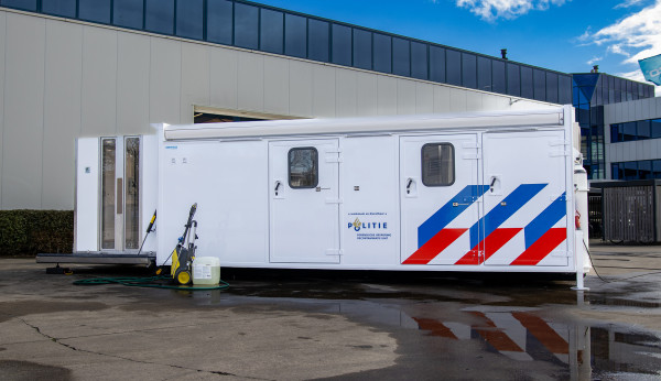 Speciale mobiele CBRN decontaminatie unit, De decontaminatie units  dienen tot het ontsmetten van het LFO en/of  LTFO medewerkers in hun gaspakken.  